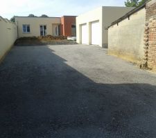 Enfin un accès en cailloux, plus de boue !!!