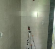 La salle de bain avec le coin douche à droite