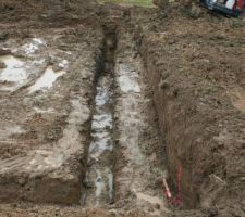 La mauvaise surprise. Du remblai ! Il a fallu creuser plus de 1,50 m pour trouver le dur.