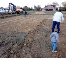 Début du chantier : implantation de la maison