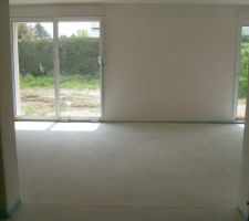 Chape dans pi&egrave;ce de vie vue du hall