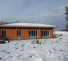 La maison est fermée et sous la neige