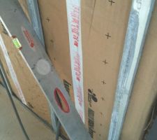Vérification des fourrures avant pose des plaques de plâtres.