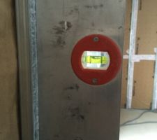 Vérification des fourrures avant pose des plaques de plâtres.