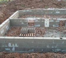 Après pompage de l'eau les maçons ont commence le vide sanitaire