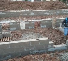 Après pompage de l'eau les maçons ont commencé
le vide sanitaire