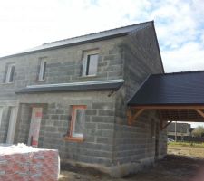 Préparation pour les enduits, gouttières posées.