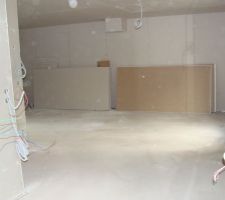 Je suis ds la cuisine vue sur salon salle a manger (pas evident pour la photo dsl)