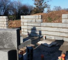 Le fond avec toujours la baie vitr&eacute;e et la fen&ecirc;tre de la cuisine