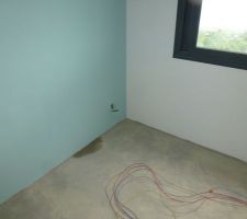Infiltration d'eau dans la chambre bleue du R 1 , chambre justaposée à la toiture terrasse