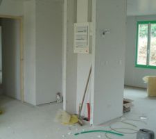 Vue de la salle d&eacute;gagement et cuisine ouverte