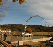 Pompe avec bras de 32m. Coulage des 420m² dans la matinée à 4.