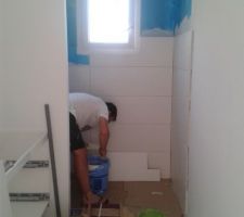 Pose du carrelage mural ...