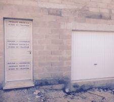La porte d'entrée et du garage