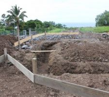 Ironiquement c'est sous la maison que nous avons de la terre et il a fallu descendre profond pour trouver le sol dur. (La piscine a été fouillée entièrement dans la roche)
