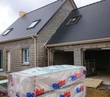 Vue sur la face avant de la maison avec le double garage