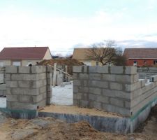 L'entr&eacute;e &agrave; droite puis &agrave; nouveau la baie vitr&eacute;e du salon