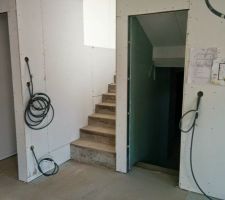 Acc&eacute;s garage / etage depuis cuisine
