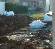 Terres d&eacute;caiss&eacute;es pour la terrasse de l'arri&egrave;re