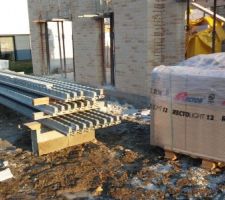 Mat&eacute;riel pr&ecirc;t &agrave; poser la semaine prochaine pour le plancher du haut