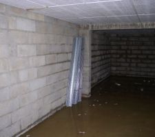 Le sous sol qui commence &agrave; &ecirc;tre inond&eacute; (environ 5cm d'eau. Titanic vous connaissez?