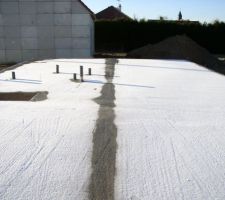 La dalle du RDC recouverte de neige.