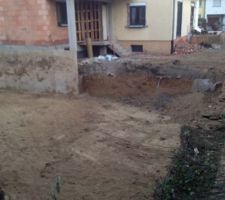 Terrassement terminé au premier plan : des dizaines de bennes de terre évacuées. (la maison en construction sur la photo est toujours celle du voisin...).