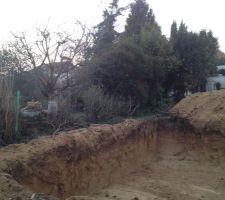 Terrassement termin&eacute;. La terre est creus&eacute;e jusqu'&agrave; 2 m&egrave;tres autour de l'emprise de la maison. Le terrain est tr&egrave;s stable (froid   argile).