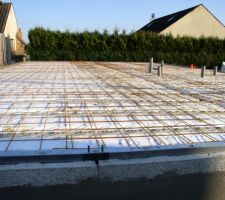 Les hourdis polystyr&egrave;ne et le treillis soud&eacute; pour la dalle du RDC.