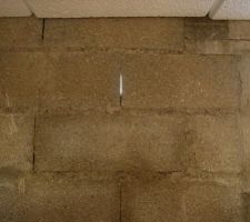 Manque de mortier entre les parpaings... ou mini meurtri&egrave;re m&eacute;di&eacute;vale. Au choix.