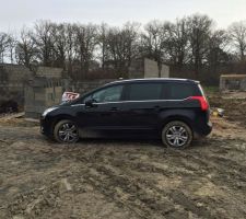 Voiture proprement garée devant le chantier