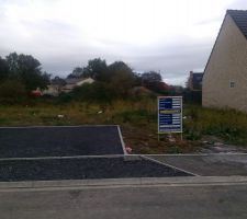 Le terrain avec les 2 places de parking en cours de construction (oui c'est pas l'ordre des choses mais nous sommes dans un lotissement qui touche à sa fin)