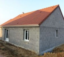 Vue de l'arrière de la maison avec les volets ouverts