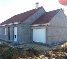 Face avant de la maison avec les volets fermés, coté garage
(Sans la porte d'entrée)