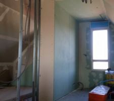 Etage : salle de bains à droite, chambre à gauche