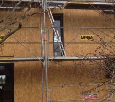 Dernière fenêtre manquante de l'escalier. En attendant les nouvelles aux bonnes mesures