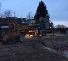 Ca y est la grue est arrivée sur le chantier!