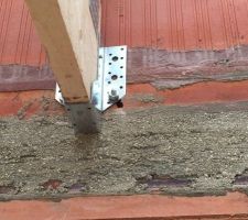 Vis de maintien support de ferme en bois.