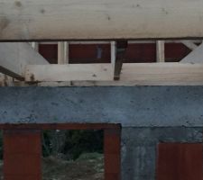 Gros plan sur les fermes et la poutre centrale de maintien