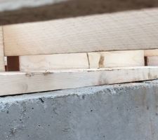 Gros plan sur les fermes et la poutre centrale de maintien