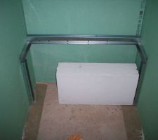Le banc au fond de la douche italienne en cours de travaux.