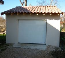 Garage presque fini (manque gouttières) et crépi fait par artisan.