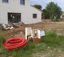 Déchets laissés par le terrassier, terrassement fait autour !