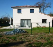 Maison finie, grillage extérieur posé