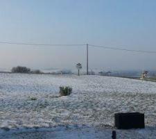 Notre jardin sous la neige en train de fondre... vue depuis la salle à manger. On a du mal à voir la haie plantée !