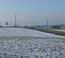 Notre jardin sous la neige en train de fondre... vue depuis la salle à manger. On a du mal à voir la haie plantée !