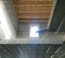 Vue sur la salle de bain à l'étage