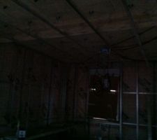 Les travaux d'isolation on&eacute;reux commenc&eacute;.
La pose de rails et de suspends