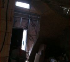 Les travaux d'isolation on&eacute;reux commenc&eacute;.
La pose de rails et de suspends apr&egrave;s la membrane d etanchiete &agrave; l air 
Ici une vue de l escalier 2/4 tournant.