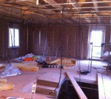 Les ouvriers ont commenc&eacute; par l &eacute;tage (plafond et murs en isolation)